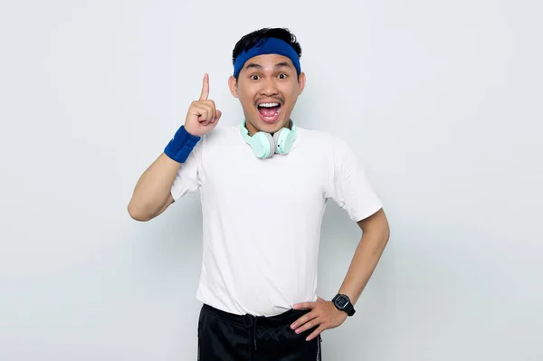 Nadšený Mladý Asijský Sportovec Modré Čelence Sportovní Oblečení Bílé Tričko — Stock fotografie
