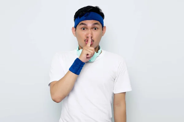 Ernstige Jonge Aziatische Sportman Blauwe Hoofdband Sportkleding Wit Shirt Met — Stockfoto