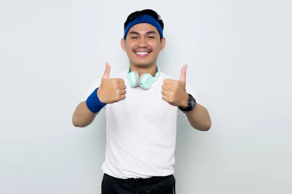 Usmívající Mladý Asijský Sportovec Modré Čelence Sportovní Oblečení Bílé Tričko — Stock fotografie