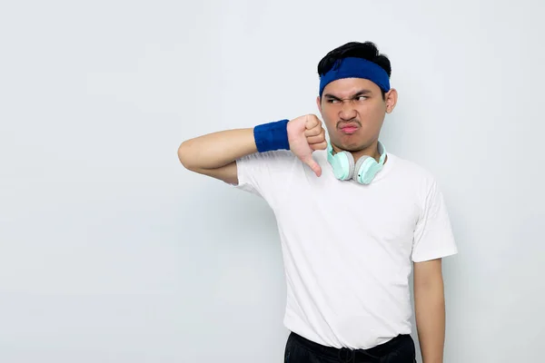 Rozzlobený Mladý Asijský Sportovec Modré Čelence Sportovním Oblečení Bílé Tričko — Stock fotografie