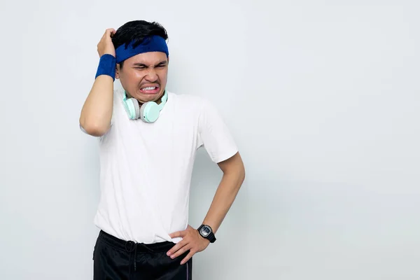 Giovane Sportivo Asiatico Stressato Fascia Blu Shirt Bianca Con Cuffie — Foto Stock