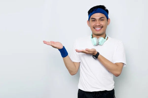 Portrait Eines Lächelnden Jungen Asiatischen Sportlers Blauem Stirnband Und Weißem — Stockfoto