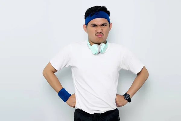 Arg Ung Asiatisk Idrottsman Blått Pannband Och Sportkläder Vit Shirt — Stockfoto