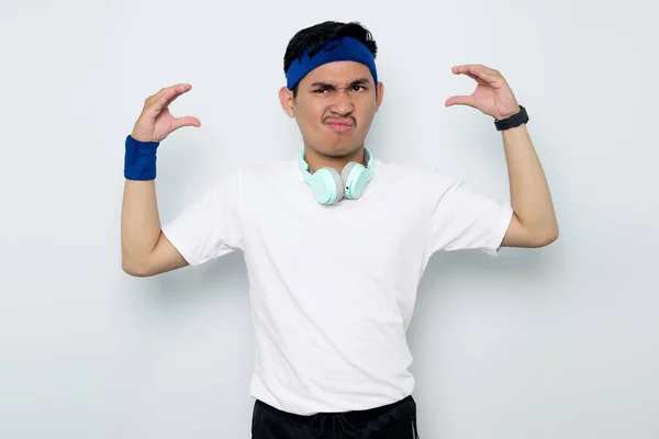 머리띠를 헤드폰을 운동복을 티셔츠를 아시아 스포츠 선수의 배경에서 고립된 손으로 — 스톡 사진