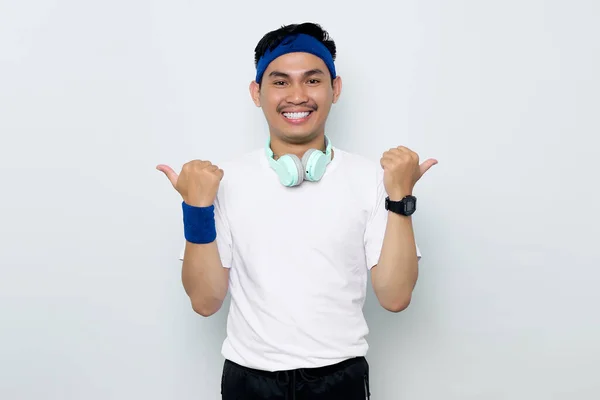 Usmívající Mladý Asijský Sportovec Modré Čelence Sportovním Oblečení Bílé Tričko — Stock fotografie