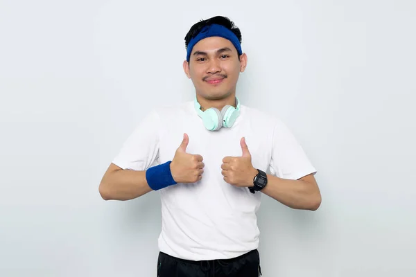 Mavi Saç Bandı Takmış Gülümseyen Asyalı Genç Bir Sporcu Kulaklık — Stok fotoğraf