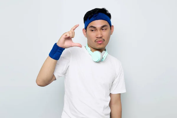 Portrét Zmateného Mladého Asijského Sportovce Modré Čelence Bílém Tričku Sluchátky — Stock fotografie