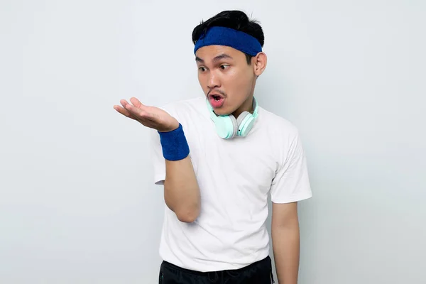 Junger Asiatischer Sportler Blauem Stirnband Und Weißem Shirt Mit Kopfhörern — Stockfoto