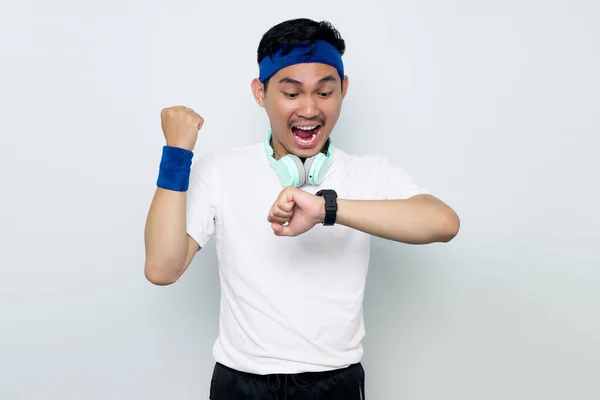 머리띠를 헤드폰을 운동복을 손목을 바라보며 승리의 표시를 아시아 선수의 — 스톡 사진