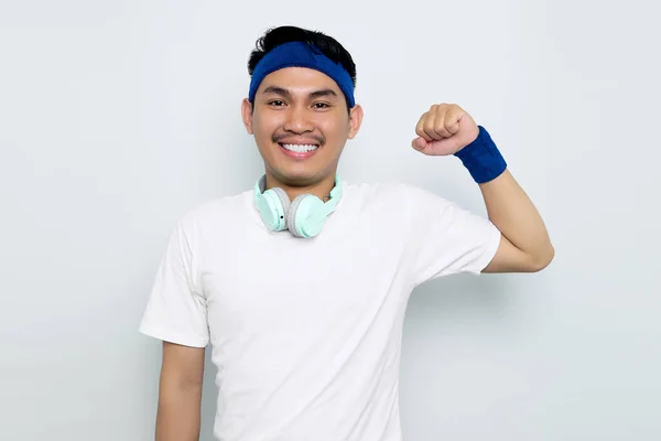 Glimlachende Jonge Aziatische Sportman Blauwe Hoofdband Wit Shirt Met Hoofdtelefoon — Stockfoto