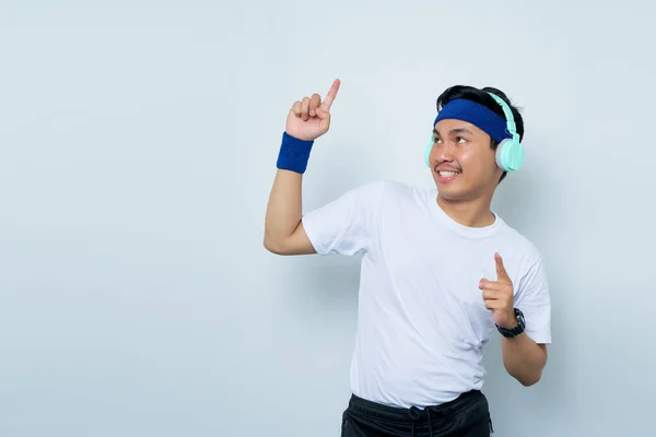 Sorrindo Jovem Asiático Homem Desportivo Instrutor Fitness Treinador Azul Headband — Fotografia de Stock