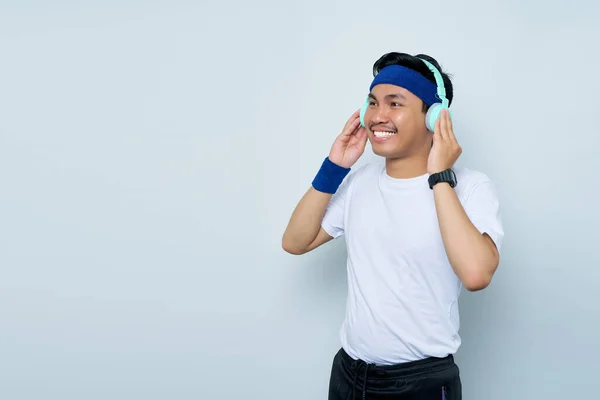 Bonito Jovem Asiático Homem Desportivo Instrutor Fitness Azul Headband Branco — Fotografia de Stock