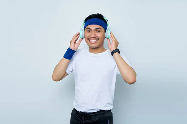 Bonito Jovem Asiático Homem Desportivo Instrutor Fitness Azul Headband Branco — Fotografia de Stock