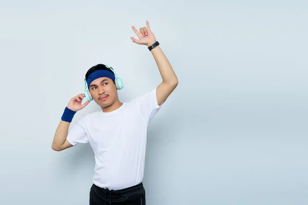 머리띠에 티셔츠를 정신나간 아시아 스포츠 트레이너 헤드폰을 사용하여 음악을 십시오 — 스톡 사진