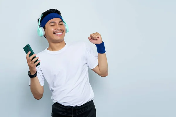 Overjoyed Jovem Asiático Homem Desportivo Instrutor Fitness Azul Headband Shirt — Fotografia de Stock