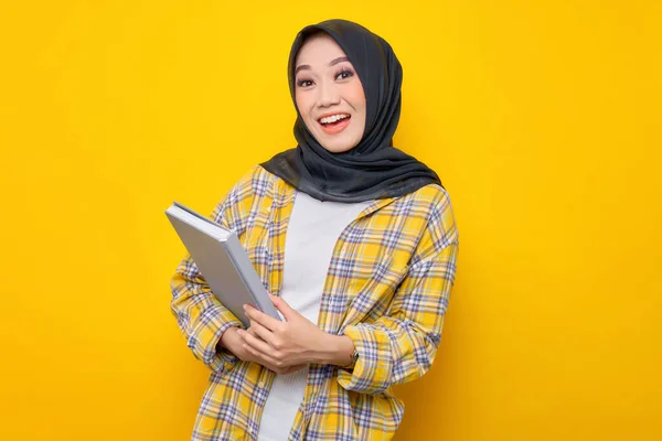 Веселый Молодой Азиатский Студент Мусульманин Держит Книгу Глядя Камеру Изолированную — стоковое фото