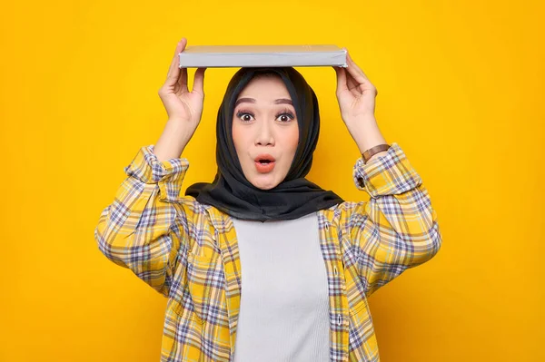 Shocked Young Asian Muslim Student Holding Book Head Looking Camera — Stok fotoğraf