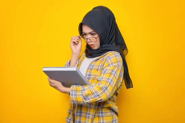 Surprised Young Asian Muslim Student Holding Book Reading Task List — Foto Stock