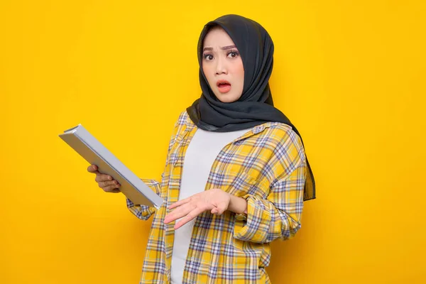 Shocked Young Asian Muslim Student Holding Book Spreading Hand Isolated — Stock Fotó