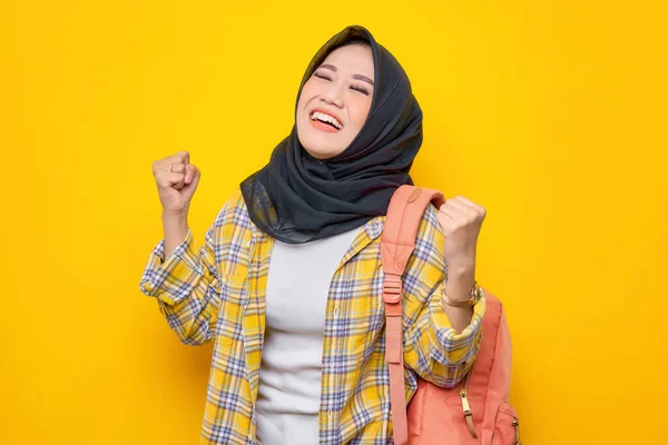 Возбужденная Молодая Азиатка Мусульманка Повседневной Одежде Рюкзаке Делает Жест Победителя — стоковое фото