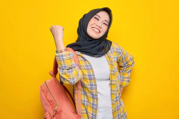 Возбужденная Молодая Азиатка Мусульманка Повседневной Одежде Рюкзаке Делает Жест Победителя — стоковое фото
