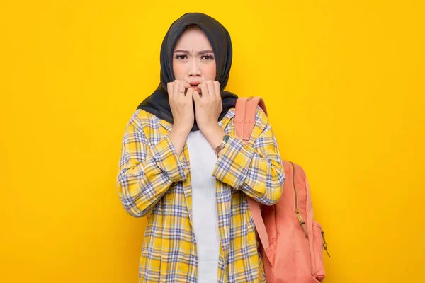 Young Asian Muslim Woman Student Casual Clothes Backpack Looking Stressed — Stock Fotó