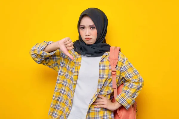 Раздраженная Молодая Азиатская Мусульманка Студентка Повседневной Одежде Рюкзаке Показывающая Опущенные — стоковое фото