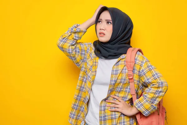 Pensivo Jovem Asiático Muçulmano Estudante Roupas Casuais Mochila Parece Seriamente — Fotografia de Stock