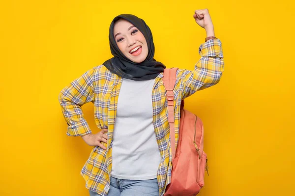 Izgatott Fiatal Ázsiai Muszlim Diák Alkalmi Ruhák Hátizsák Csinál Győztes — Stock Fotó