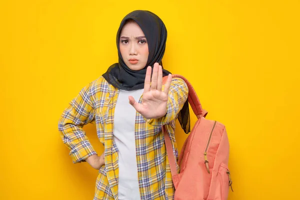 Jovem Estudante Muçulmana Asiática Séria Roupas Casuais Mochila Com Mão — Fotografia de Stock