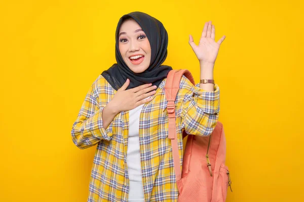 Usmívající Mladá Asijská Muslimka Studentka Neformálním Oblečení Batohu Mávající Rukou — Stock fotografie