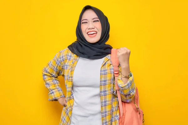 Overjoyed Young Asian Muslim Woman Student Casual Clothes Backpack Holding — ストック写真