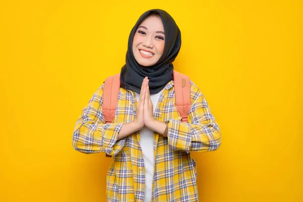 Улыбающаяся Молодая Азиатка Мусульманка Повседневной Одежде Рюкзаке Дает Приветственные Руки — стоковое фото