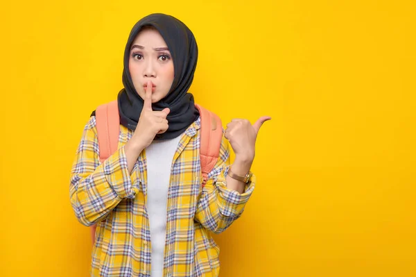 Komoly Fiatal Ázsiai Muszlim Diák Alkalmi Ruhák Hátizsák Mutatja Csendet — Stock Fotó