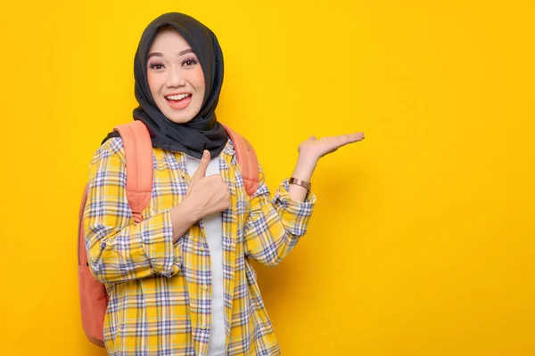 Mosolygó Fiatal Ázsiai Muszlim Diák Alkalmi Ruhák Hátizsák Bemutató Másolási — Stock Fotó