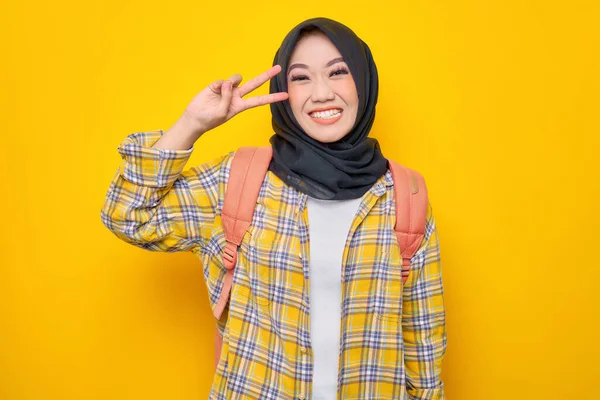 Sorrindo Jovem Asiática Muçulmana Estudante Roupas Casuais Mochila Olhando Para — Fotografia de Stock