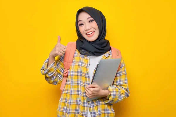 Улыбающаяся Молодая Азиатская Мусульманка Клетчатой Рубашке Рюкзаке Держащая Ноутбук Компьютером — стоковое фото