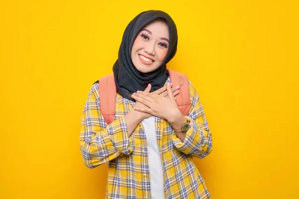 Sorrindo Jovem Asiática Muçulmana Estudante Roupas Casuais Mochila Mantenha Mãos — Fotografia de Stock