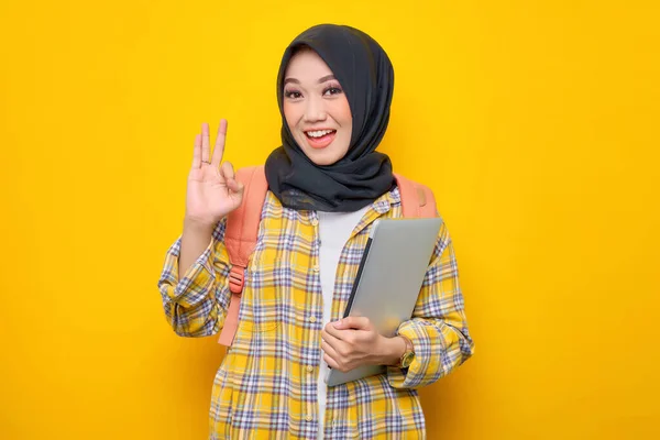 Sorridente Giovane Asiatica Studentessa Musulmana Camicia Quadri Zaino Tenere Computer — Foto Stock