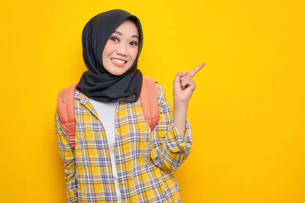 Smiling Young Asian Muslim Woman Student Casual Clothes Backpack Pointing — Φωτογραφία Αρχείου