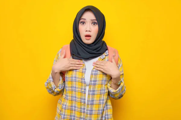 Jovem Estudante Muçulmana Asiática Confusa Roupas Casuais Mochila Apontando Para — Fotografia de Stock