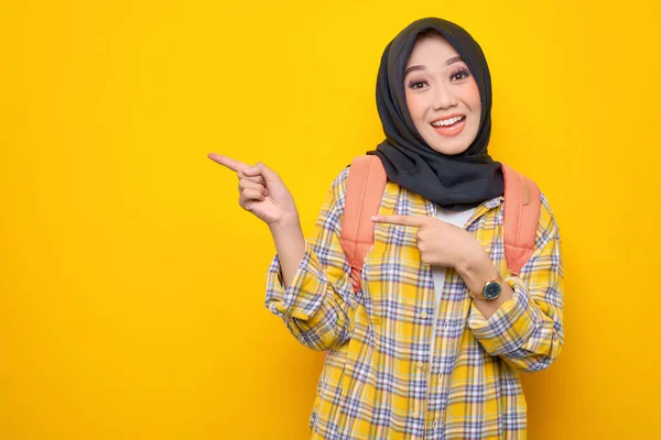 Cheerful Young Asian Muslim Woman Student Casual Clothes Backpack Pointing — Foto Stock