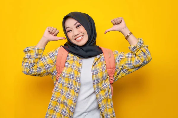 Cheerful Young Asian Muslim Woman Student Casual Clothes Backpack Pointing — Foto Stock