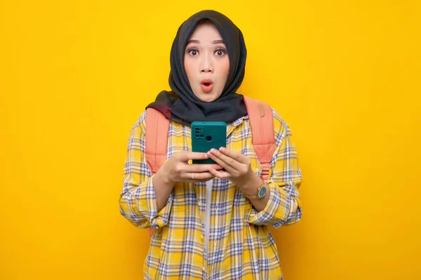 Shocked Young Asian Muslim Woman Student Plaid Shirt Backpack Using — ストック写真