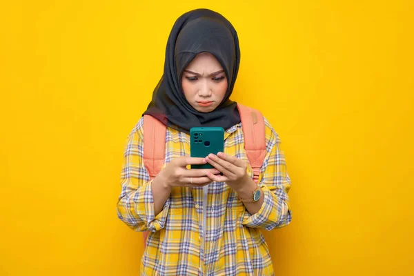 Запутавшаяся Молодая Азиатская Мусульманка Клетчатой Рубашке Рюкзаке Использованием Мобильного Телефона — стоковое фото