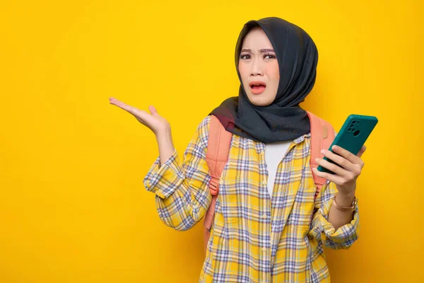Шок Молодой Азиатской Мусульманской Студентки Клетчатой Рубашке Рюкзаке Помощью Мобильного — стоковое фото