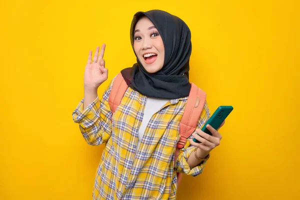 Allegro Giovane Studentessa Musulmana Asiatica Camicia Plaid Zaino Utilizzando Telefono — Foto Stock