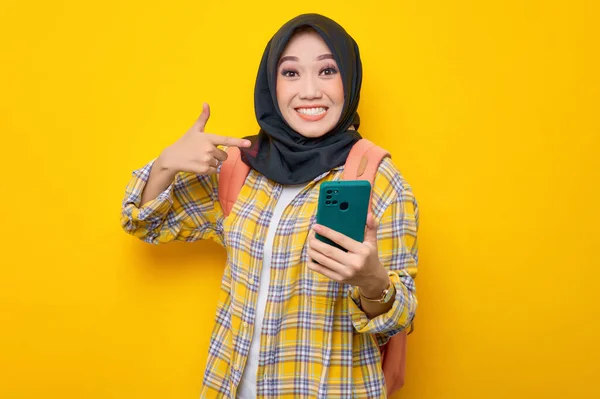 Возбужденная Молодая Азиатка Мусульманка Клетчатой Рубашке Рюкзаке Указывает Пальцем Мобильный — стоковое фото