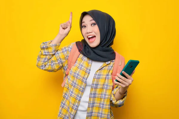 Eccitato Giovane Studentessa Musulmana Asiatica Camicia Scozzese Zaino Tenendo Telefono — Foto Stock