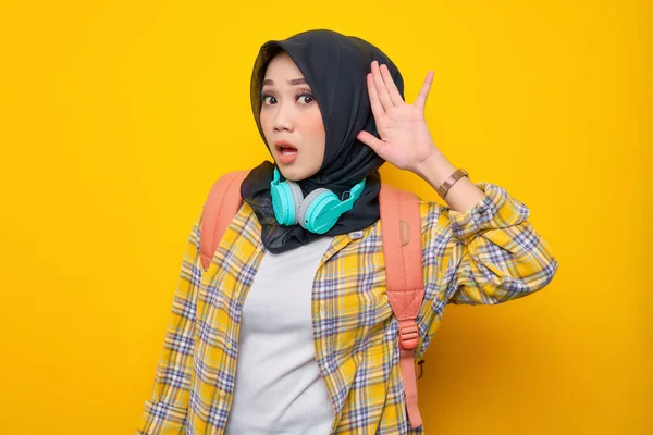 Amazed Young Asian Muslim Woman Student Plaid Shirt Headphones Backpack — ストック写真